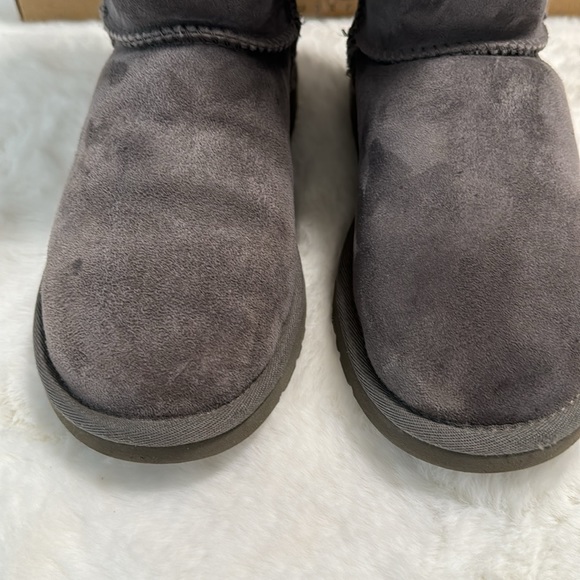 Women Ugg Boots - Picture 5 of 10
